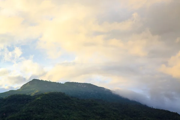 Nuvens cobrem a montanha — Fotografia de Stock