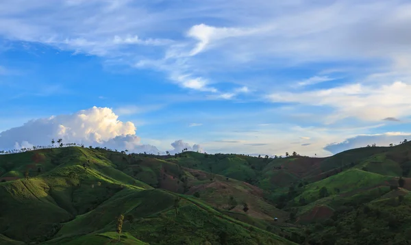 Montaña verde y cielo —  Fotos de Stock