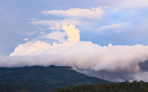 Хмари покривають гору — стокове фото
