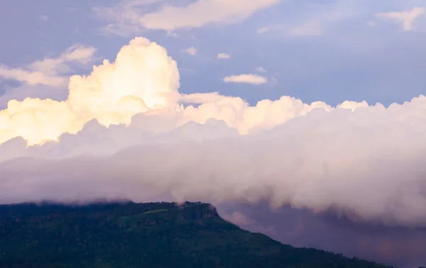 Nuvens cobrem a montanha — Fotografia de Stock
