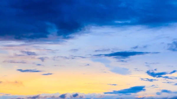 Cielo colorido en el crepúsculo — Foto de Stock