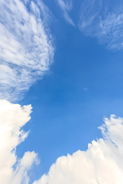 Céu azul claro fundo — Fotografia de Stock