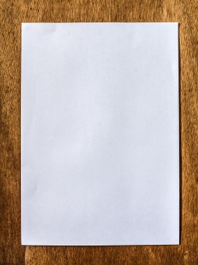beyaz kağıt üzerine kontrplak