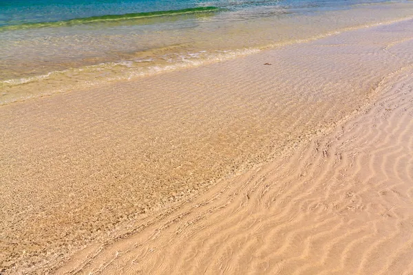 Falowanie wody na plaży — Zdjęcie stockowe