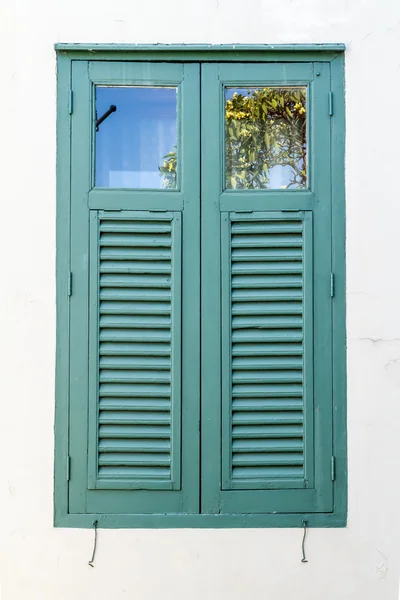 Закрытые старые зеленые деревянные окна — стоковое фото