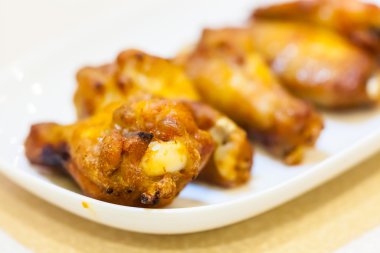 tavuk kanadı üzerinde çanak ızgara