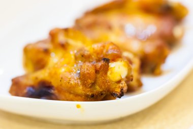 tavuk kanadı üzerinde çanak ızgara