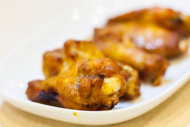 tavuk kanadı üzerinde çanak ızgara