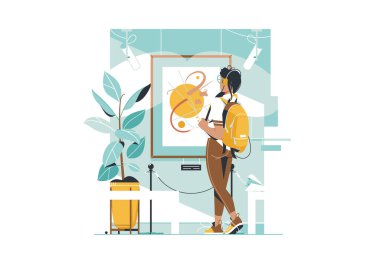 Genç bayan galeriyi ziyaret ediyor