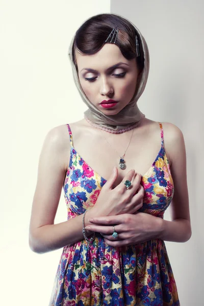 üzgün bir kız retro kare portresi