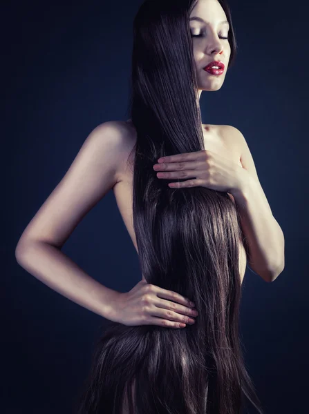 Beeld van een jonge vrouw met lang haar — Stockfoto