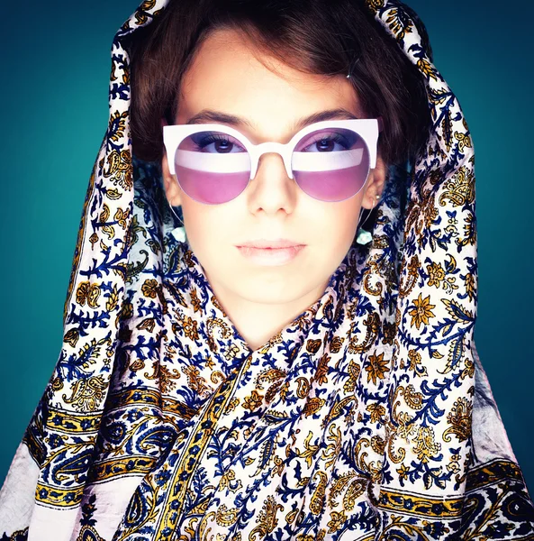 Vierkante portret van een meisje in een hoofddoek — Stockfoto