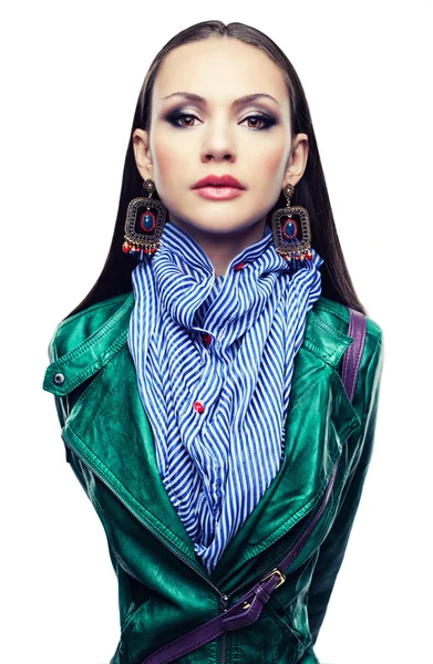 yalıtılmış bir deri ceket, yeşil bir kızın portresi