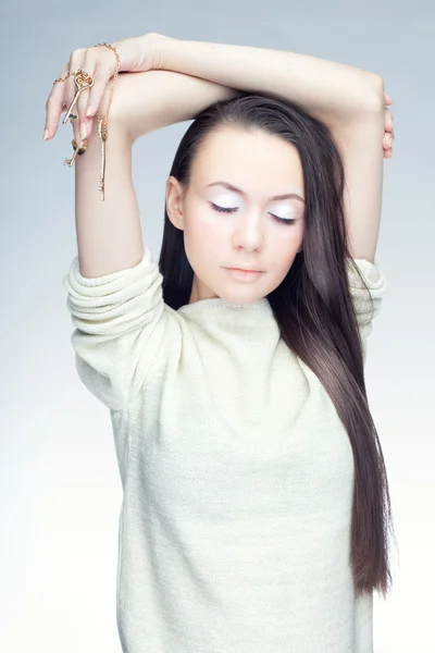 Porträt einer Brünetten vor kaltem Hintergrund — Stockfoto