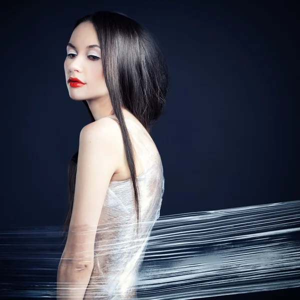 plastik poşet içinde kız