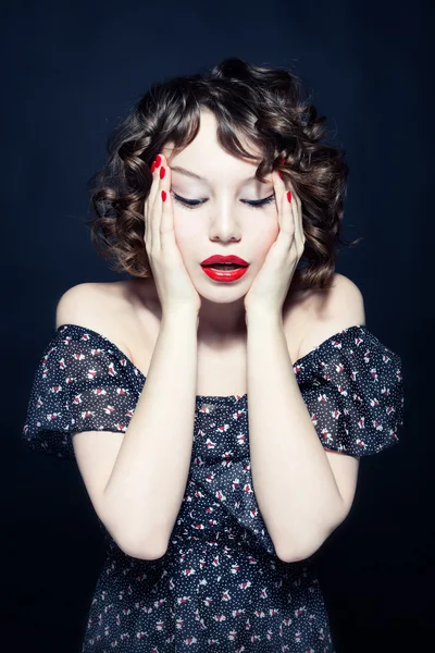 Porträt einer jungen glamourösen Frau — Stockfoto