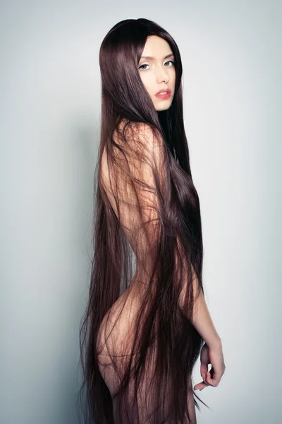 çıplak bir genç kadının portresi