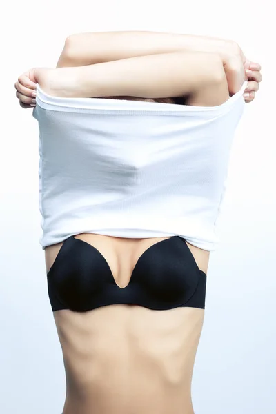 Kız gömlek alıyor