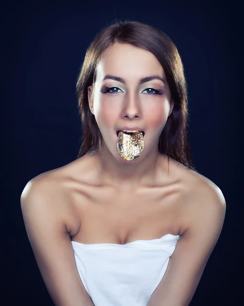 Retrato de la chica con la lengua dorada — Foto de Stock