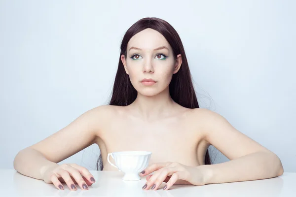 Portret młodej kobiety z filiżanką herbaty. — Zdjęcie stockowe