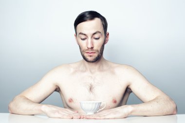 beyaz çay bardağı ile bir adam portresi.