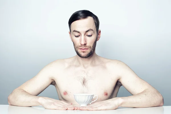 Porträt eines Mannes mit einer weißen Teetasse. — Stockfoto