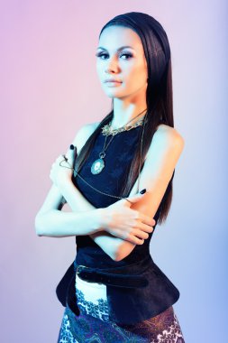 esmer kontrast aydınlatma ile portresi