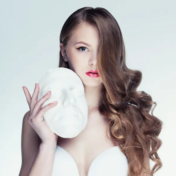 maske ile bir kız portresi