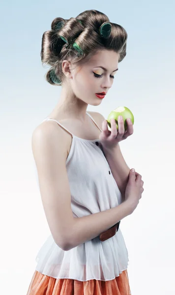 saç curlers bir kızın portresi