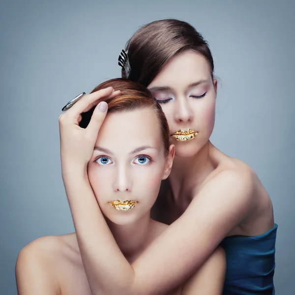 Altın dudak ile iki kız portresi