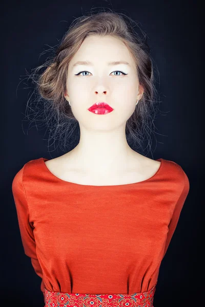 Retrato de uma menina em um vestido vermelho — Fotografia de Stock