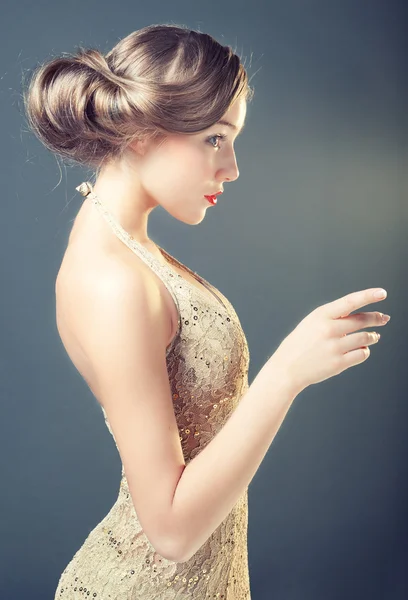 Retro bir genç kadının portresi