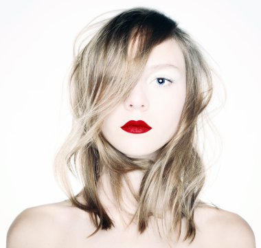 Kırmızı dudaklar ile güzellik.