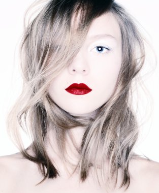 Kırmızı dudaklar ile güzellik.