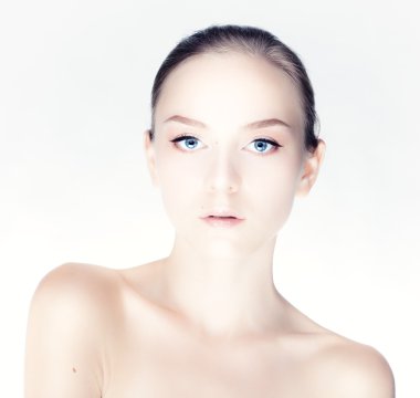 Genç ve çekici bir kızın portresi..