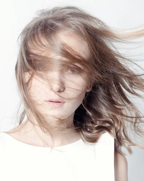 Retrato de uma mulher com vento no cabelo . — Fotografia de Stock