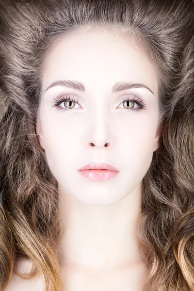 Retrato de uma jovem mulher com volume de cabelo . — Fotografia de Stock