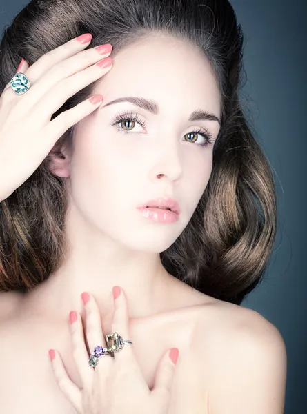 Portrait of a young woman with jewelry. — Stock Photo, Image