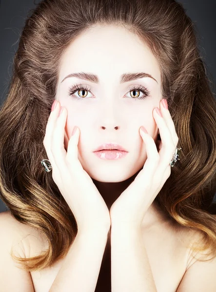 Portret van een jonge vrouw met sieraden. — Stockfoto