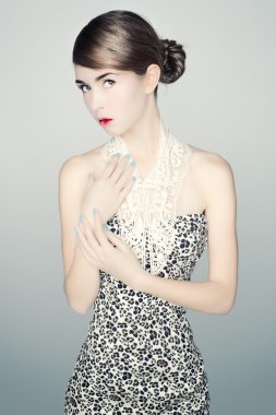 leopar baskı elbiseli bir genç kadının portresi.