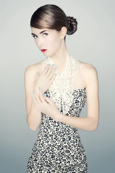 leopar baskı elbiseli bir genç kadının portresi.