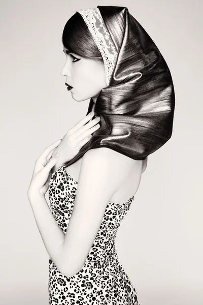 Retro bir başörtüsü genç kadın portresi.