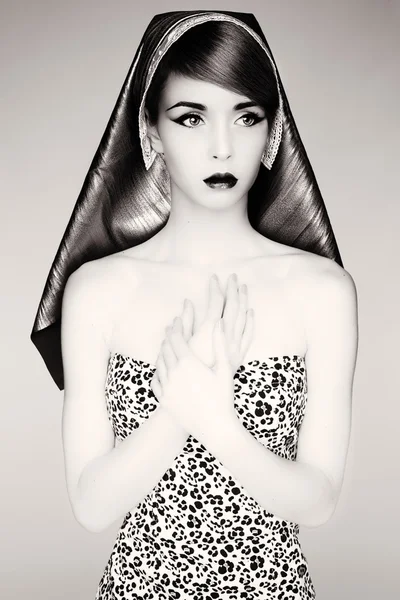 Retro bir başörtüsü genç kadın portresi.