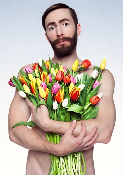 çiçekler ile üzgün bir adam portresi.