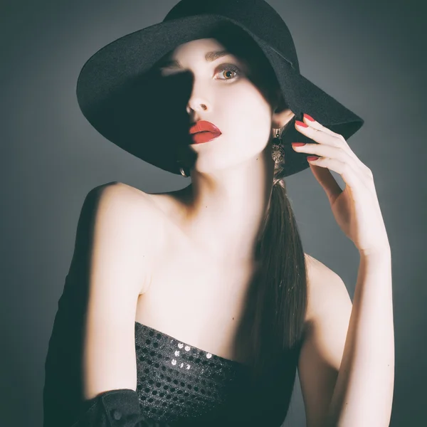 Portrait of young woman in a black hat. — Stock Photo, Image