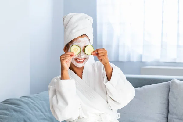 Mulher Com Máscara Facial Fatias Pepino Nas Mãos Mulher Bonita — Fotografia de Stock