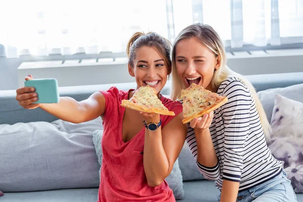 Amici Che Mangiano Pizza Sorridono Selfie Condividono Pizza Fanno Foto — Foto Stock