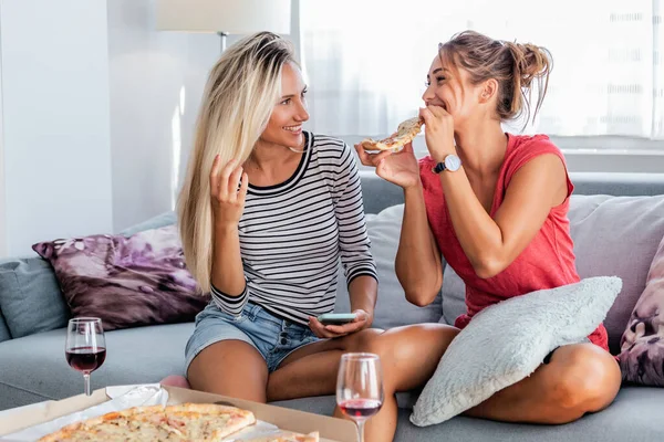 Friendship Food Leisure Concept Two Happy Female Friends Eating Pizza — Stockfoto