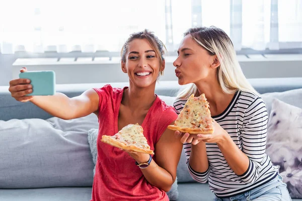 Amici Che Mangiano Pizza Sorridono Selfie Condividono Pizza Fanno Foto — Foto Stock