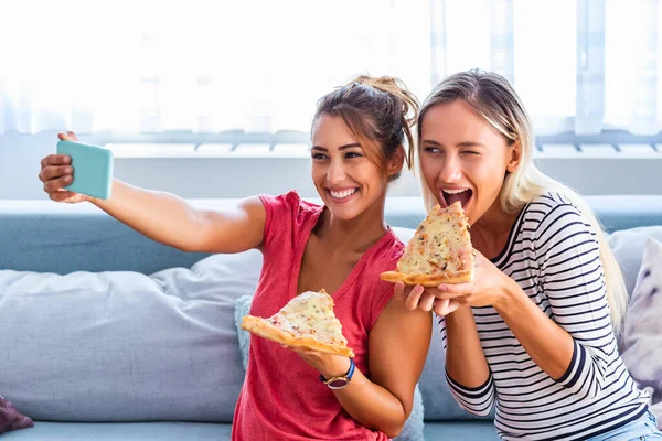 Vrienden Die Pizza Eten Lachen Selfie Delen Pizza Maken Selfie — Stockfoto